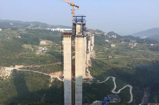 Wentang Bridge of Section II of Longtang-Langtang Expressway in Hunan Province